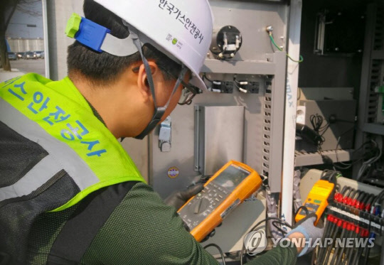 한국가스안전공사 관계자가 도시가스배관 전기방식 시설물 진단 하고 있다. 연합뉴스